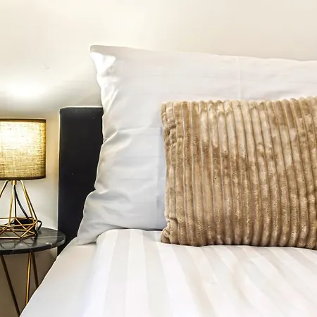 Spacious & Elegant In The Center דירה